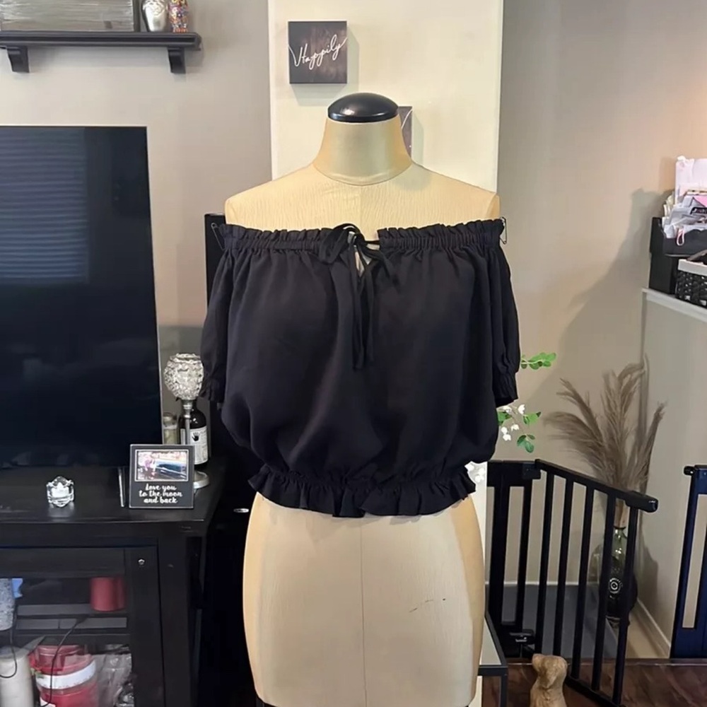 Pretty black Forever 21 Large off the shoulder blouse top